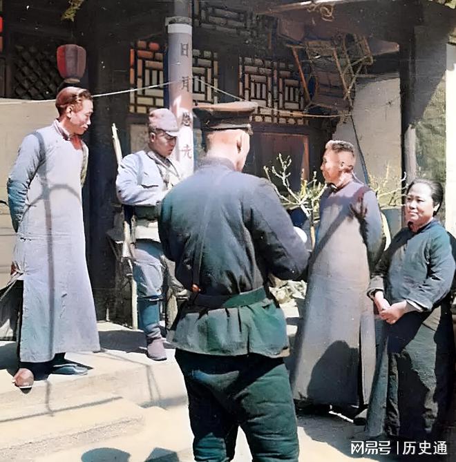 兵挨家挨户检查良民证受到厚待AG真人娱乐网址日本矮个子士(图2)