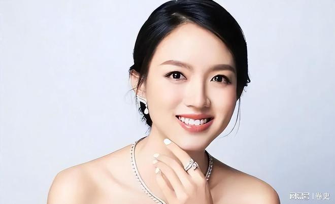 怀孕6个月上春晚站C位真人生赢家AG真人艳压奚梦瑶拒嫁30亿豪门(图7)