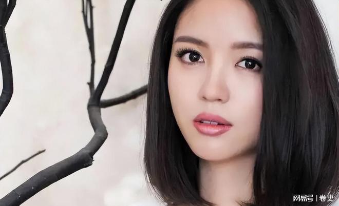 怀孕6个月上春晚站C位真人生赢家AG真人艳压奚梦瑶拒嫁30亿豪门(图2)