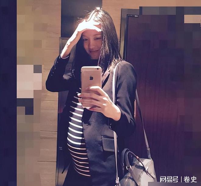 怀孕6个月上春晚站C位真人生赢家AG真人艳压奚梦瑶拒嫁30亿豪门(图11)
